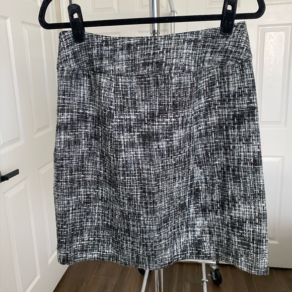 Ann Taylor Black and White Tweed Pencil Midi Skirt Size 2 - Picture 4 of 11